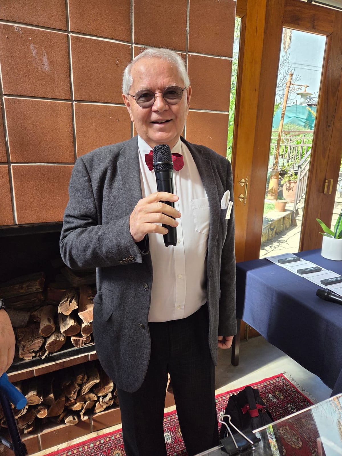 Prof. Jannie Rossouw gesels met toppresteerders van die NHS op ’n prestige-byeenkoms in Johannesburg.